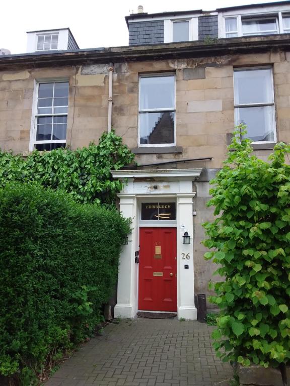 czerwone drzwi na domu z czerwonymi drzwiami w obiekcie IVY- Braveheart Guest House w Edynburgu