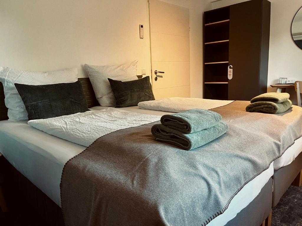 1 dormitorio con 2 camas y toallas. en Pension Auer, en Liebenfels