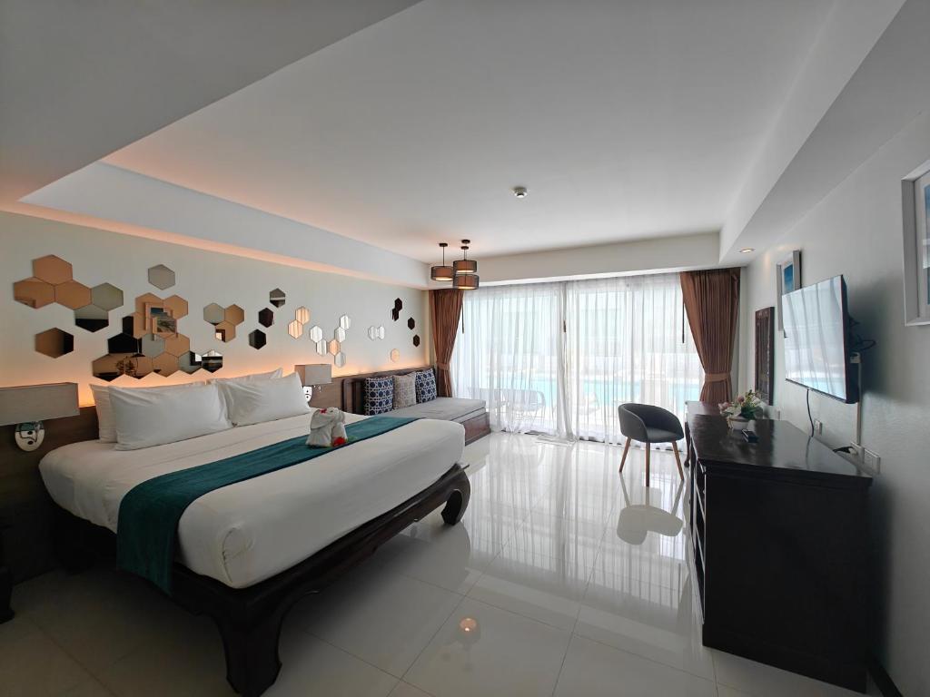 Phang Nga Shore Hotel في خاو لاك: غرفه فندقيه سرير وتلفزيون