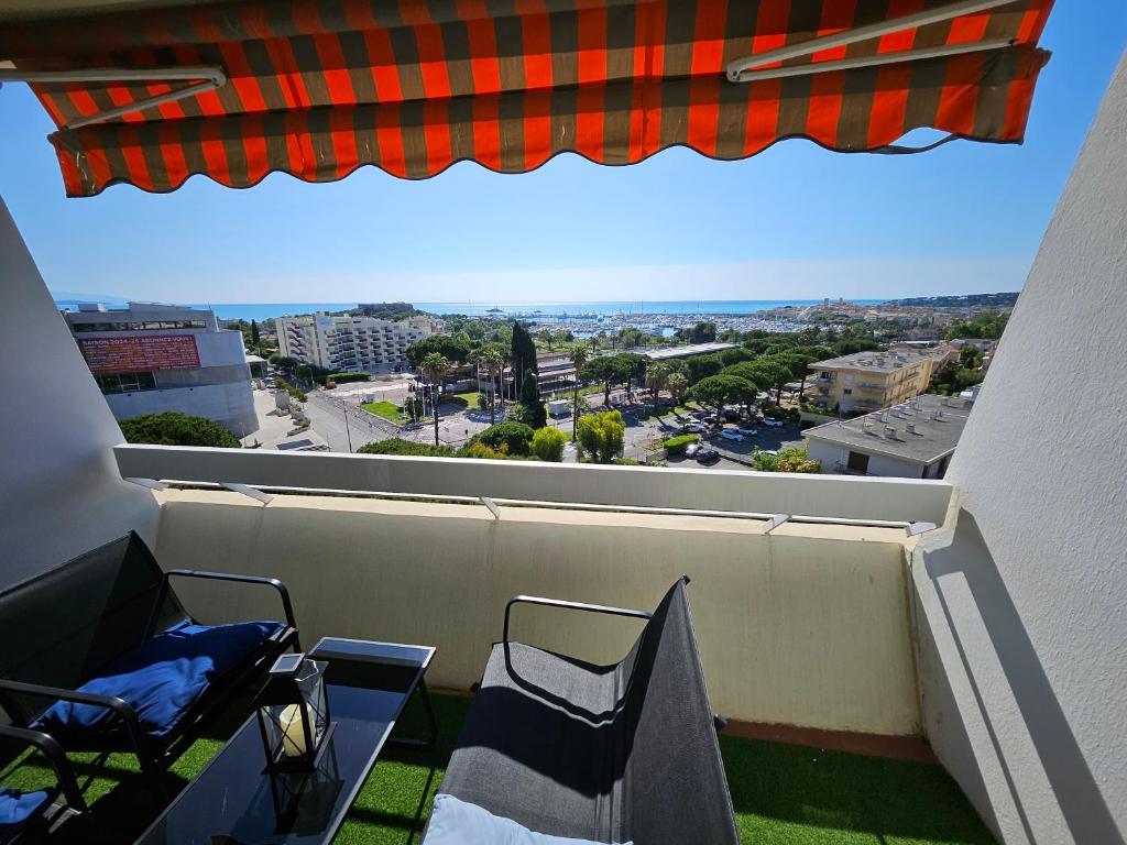 Antibes studio Vauban dernier étage vue mer