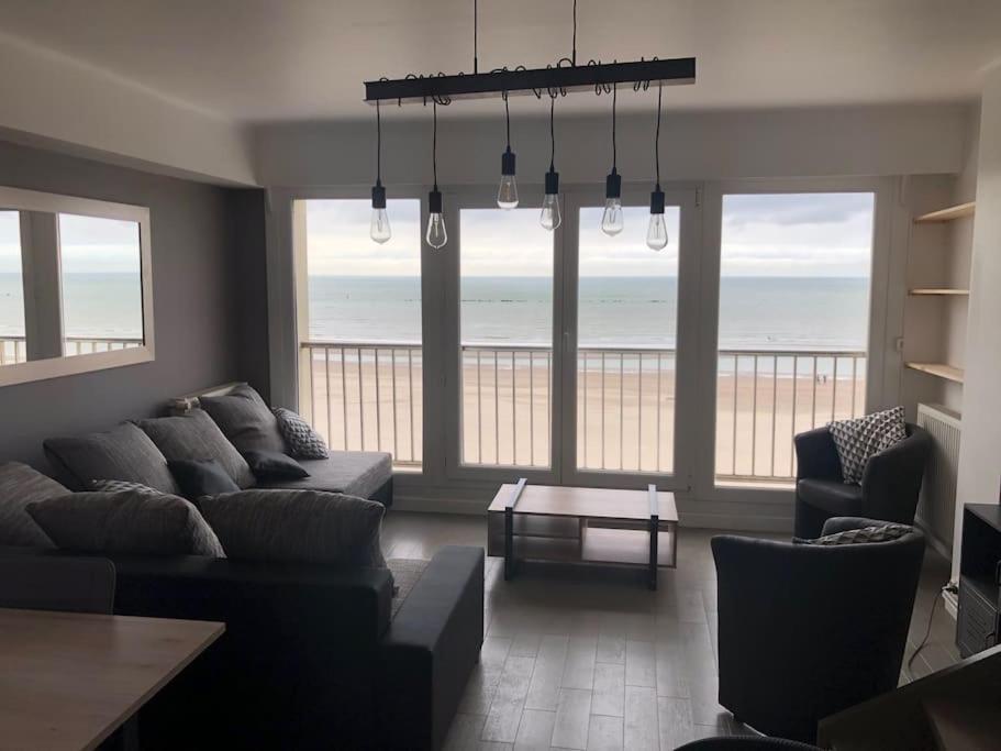 un salon avec un canapé et une vue sur l'océan dans l'établissement Appartement 70m2 front de mer Magnifique Vue Mer, à Dunkerque