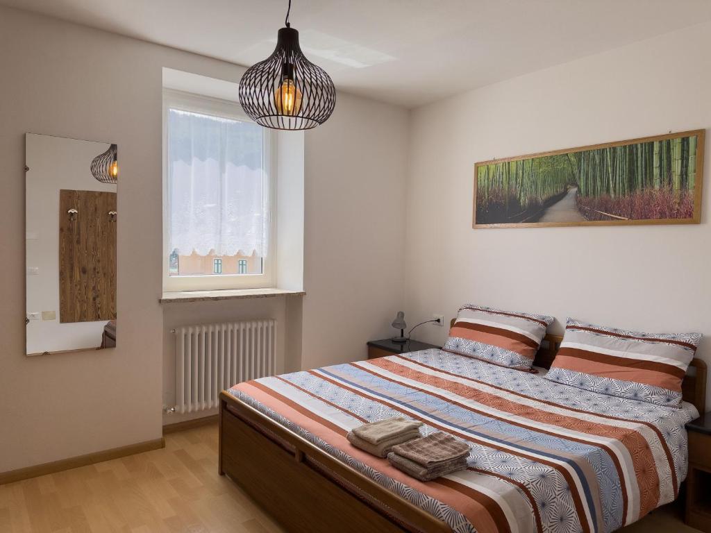 a bedroom with a bed and a window at Appartamenti LITEGOSA casa vacanza 2 in Panchia