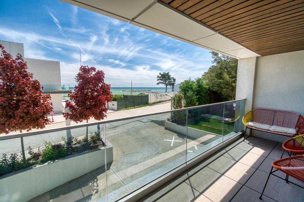 a balcony with a view of the ocean at Astria Brasil - Complex Novum in Olimp