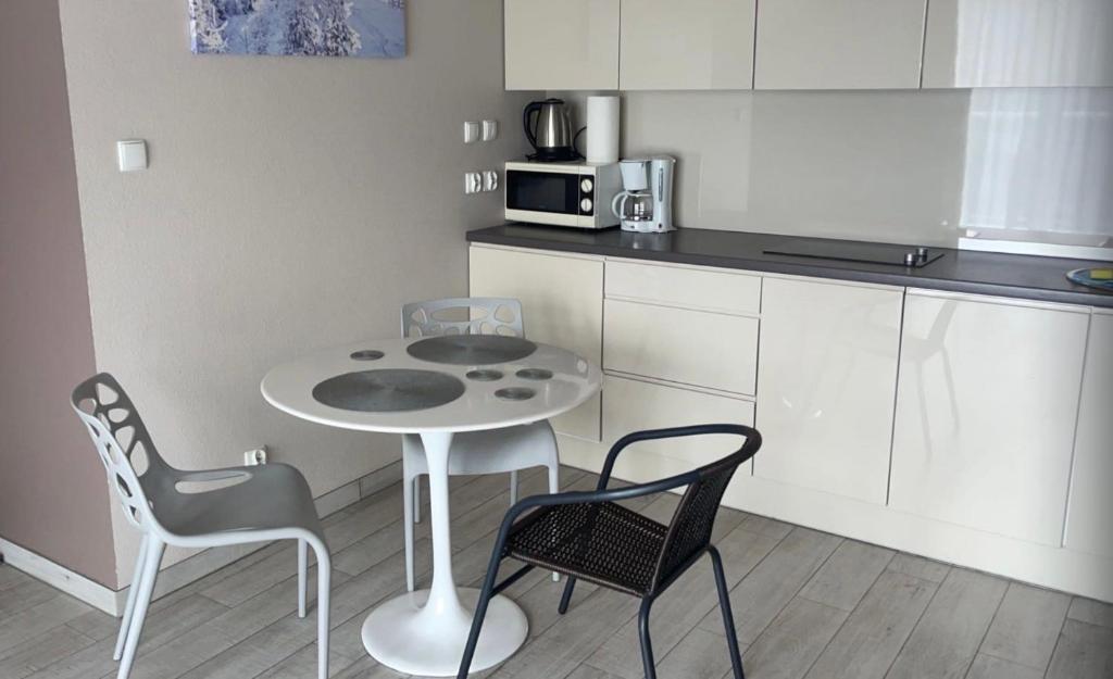 Kuchyňa alebo kuchynka v ubytovaní Apartament Tignes Czarna Góra