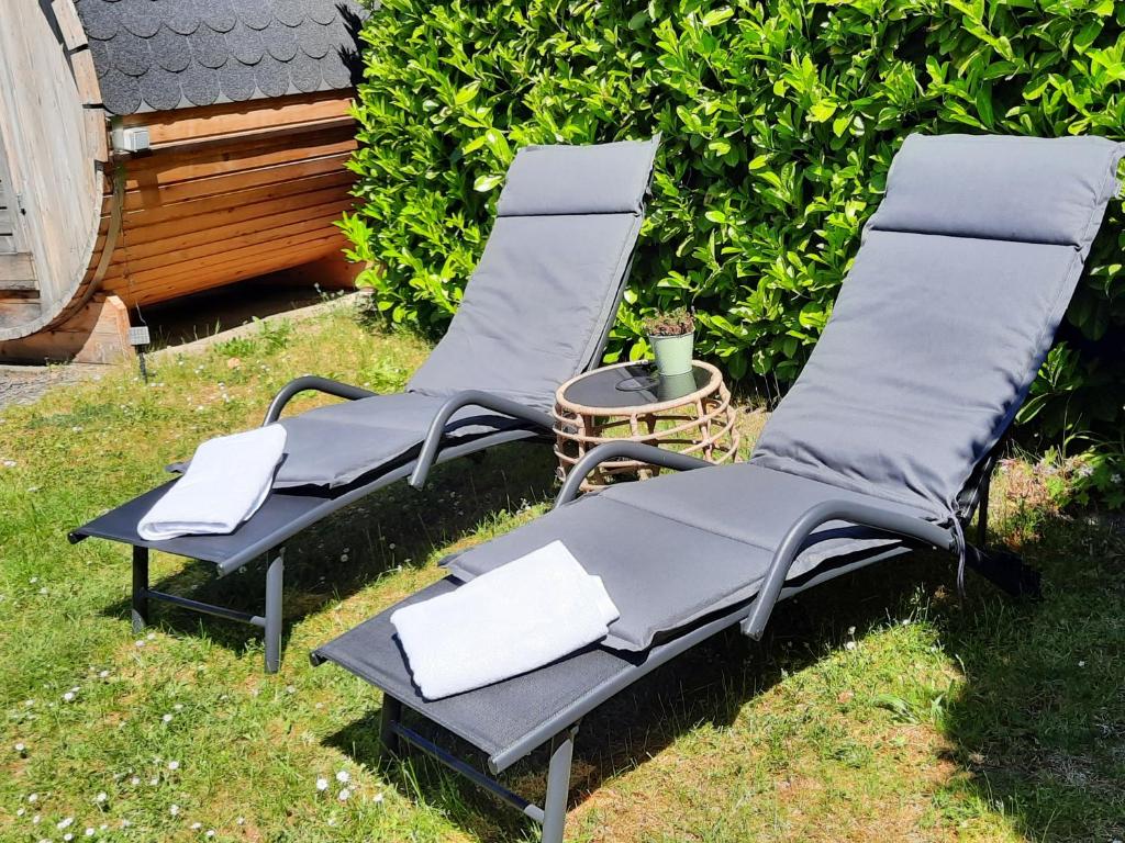 Ein Garten an der Unterkunft Ferienhaus "Auszeit mit Herz" im Ferienpark Extertal - Kamin, Fass-Sauna, Massagesessel