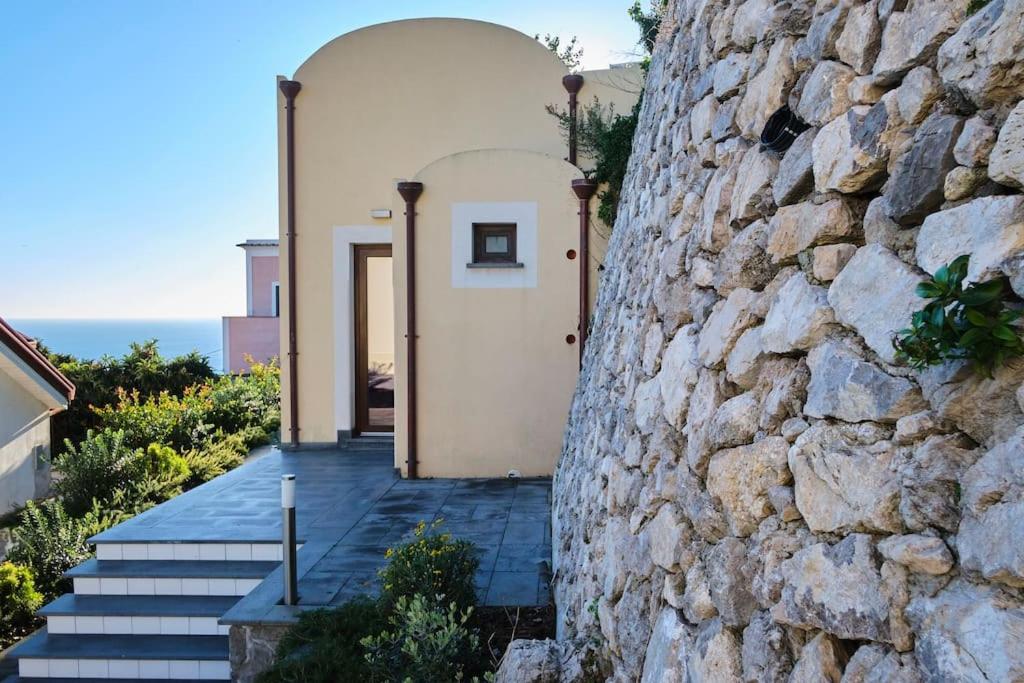 un edificio con un muro de piedra al lado de una escalera en Villa Alba - Smeraldo, en Amalfi