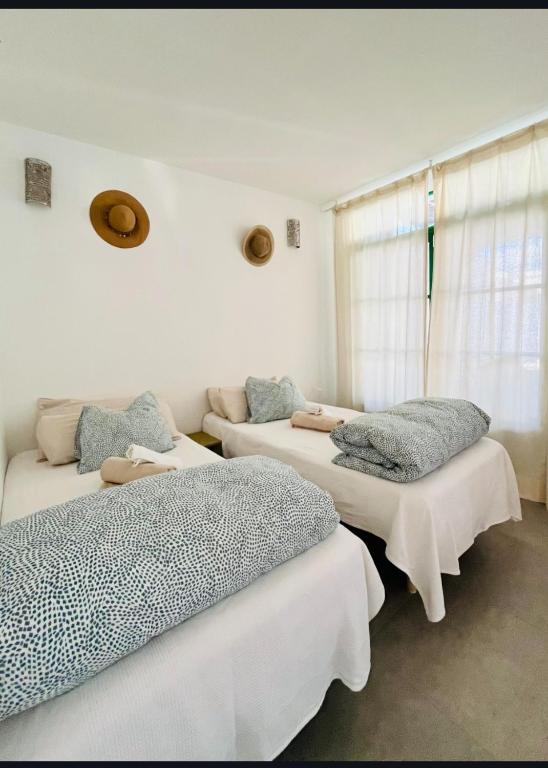 a room with two beds and a couch at Céntrico y tranquilo in Costa Teguise