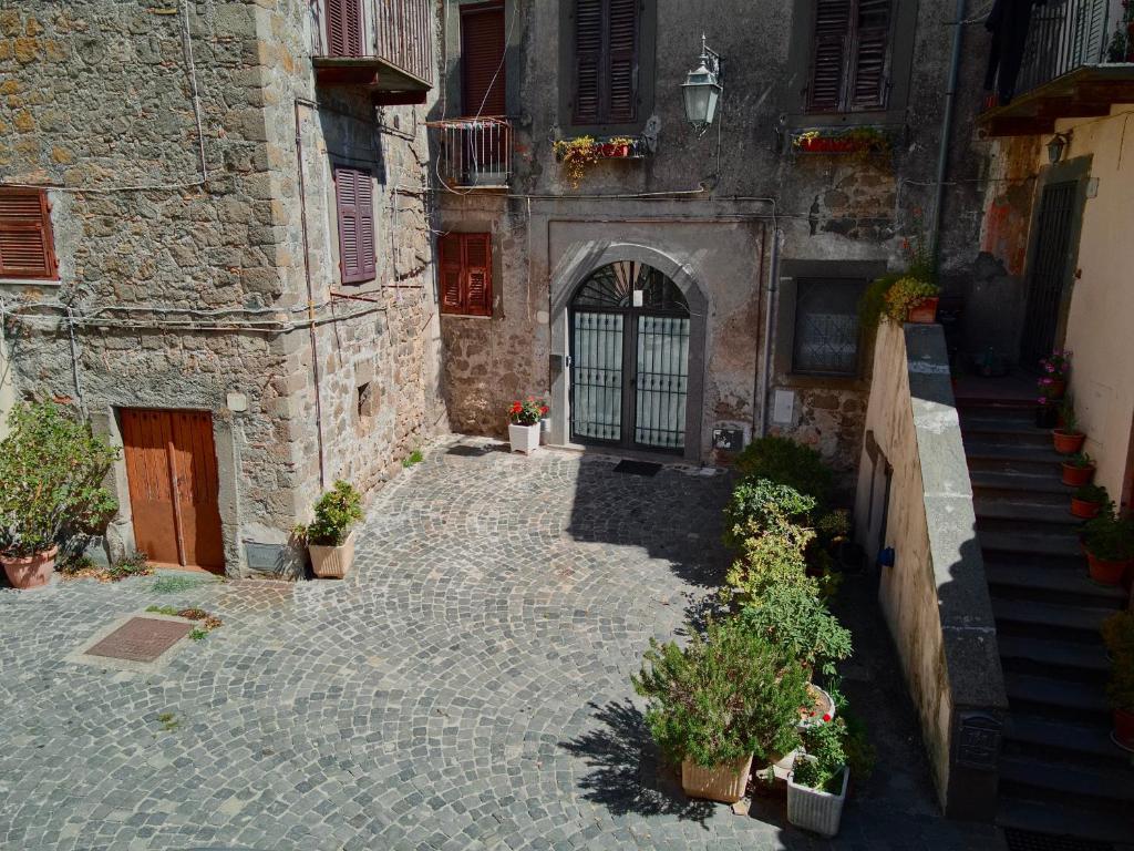 an old stone building with a door and a courtyard at Il Casalino, casa centro storico in Montefiascone
