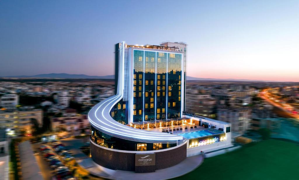 Concorde Tower Hotel & Casino في Lefkosa Turk: مبنى طويل وبه أضواء عليه في مدينة