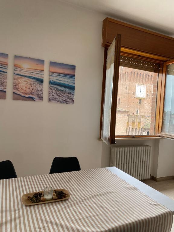 ein Zimmer mit einem Tisch und einem Teller darauf in der Unterkunft Torrione view apartment in Spilamberto
