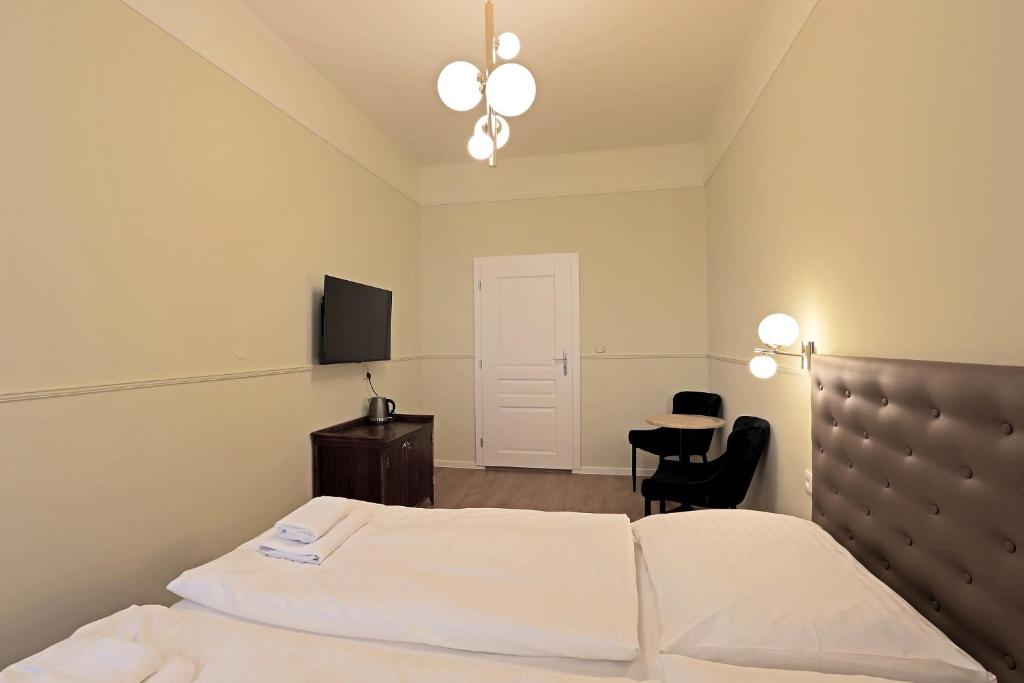 Ένα ή περισσότερα κρεβάτια σε δωμάτιο στο Hotel Kavalír