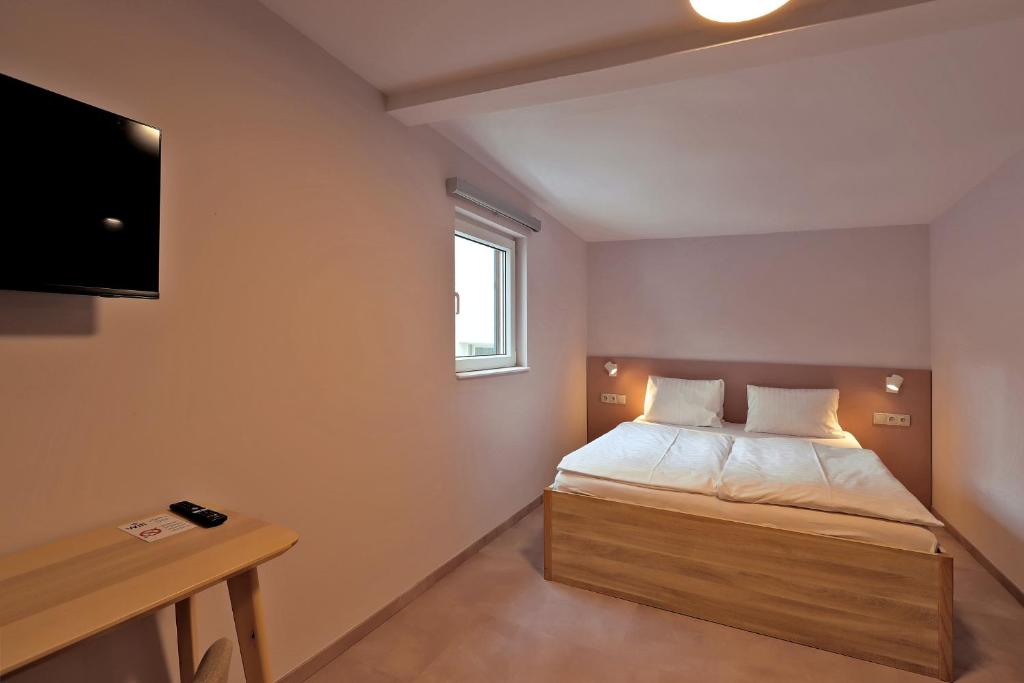 
Apartment with Backyard View
