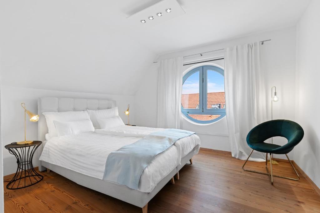 Postel nebo postele na pokoji v ubytování Luxury Penthouse for 8 - Center - Parking - Therme 8 min - Airport 15 min