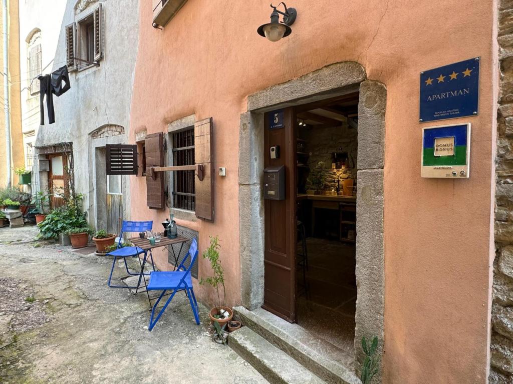 una mesa y sillas fuera de un edificio en Kate's Townhouse, en Buzet