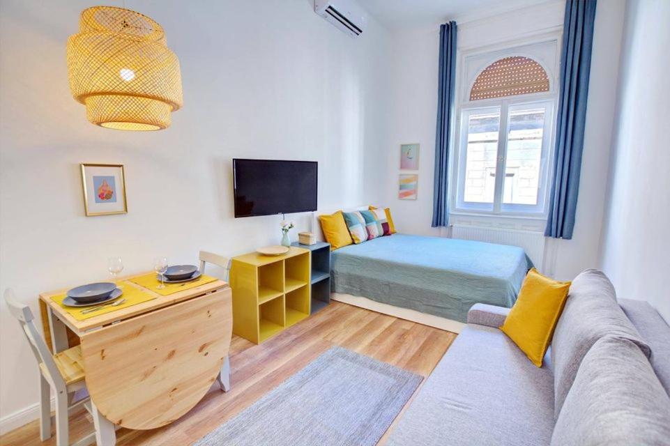 Televízia a/alebo spoločenská miestnosť v ubytovaní PAU Stylish studios in the heart of Budapest