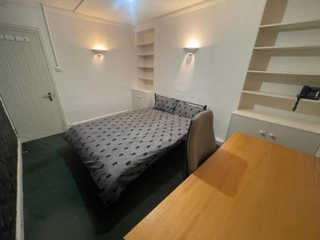 London Budget Bliss, London W12, white city, shepherd's bush market - Resim 16