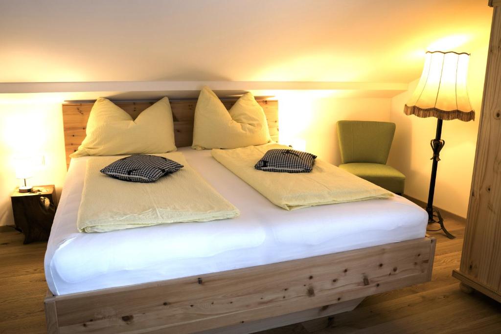 A bed or beds in a room at Gästehaus Reicher