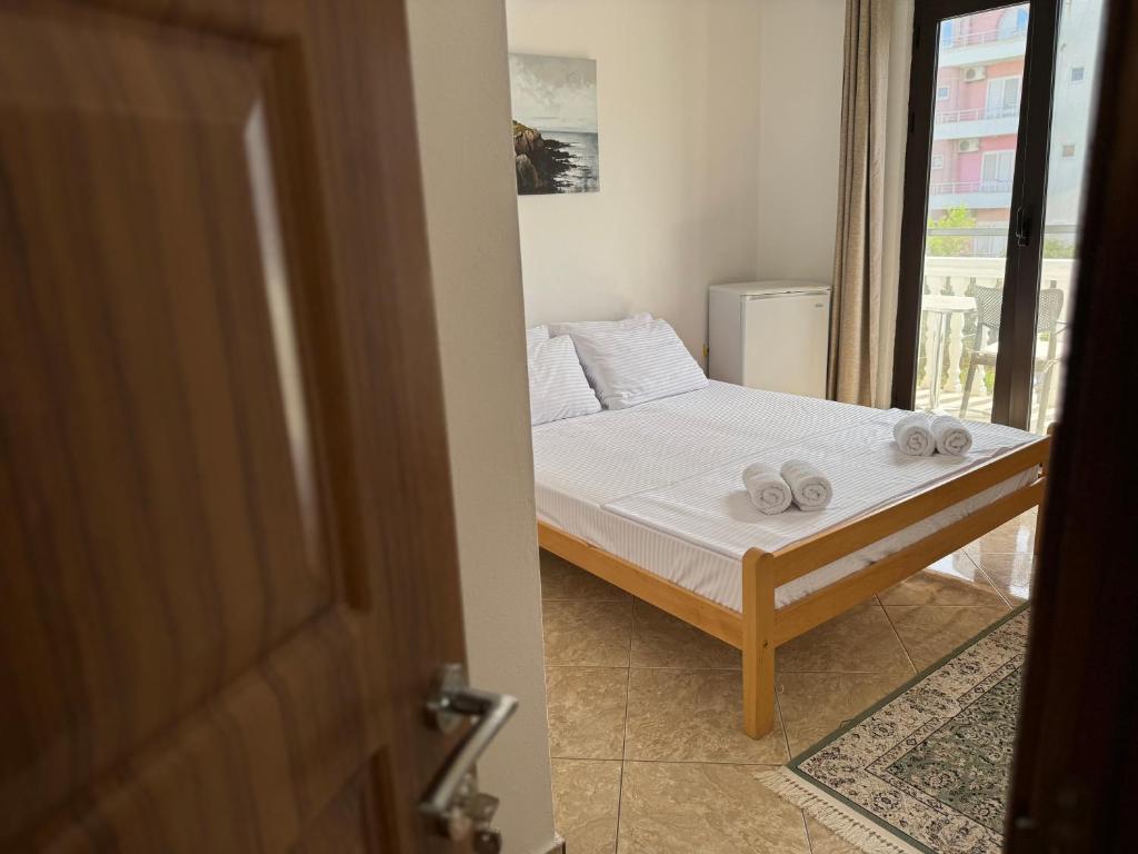 una camera da letto con un letto e asciugamani di Apartmani Sara a Ulcinj