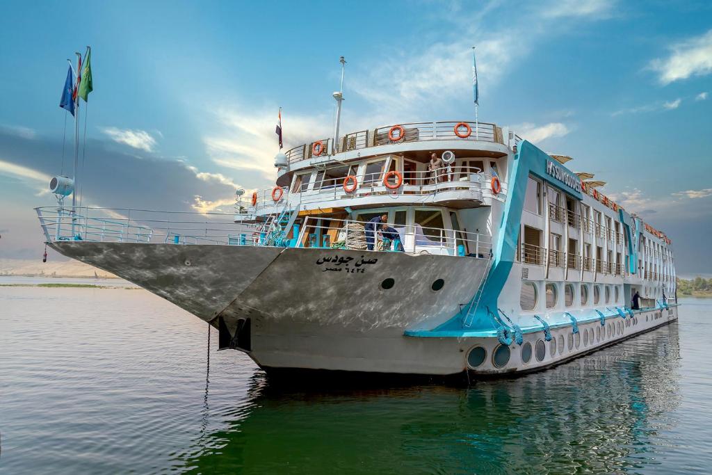 Sonesta Sun Goddess Cruise Ship From Aswan to Luxor - 03 & 07 nights Every Friday في أسوان: وجود سفينة سياحية كبيرة جالسة في الماء