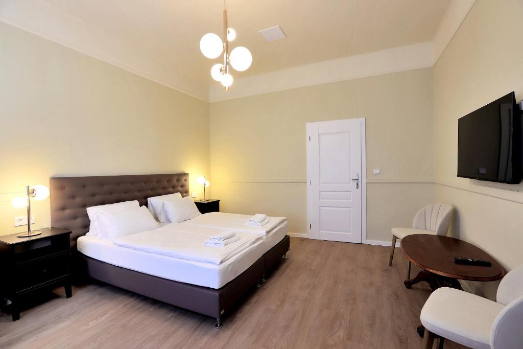 Ένα ή περισσότερα κρεβάτια σε δωμάτιο στο Hotel Kavalír