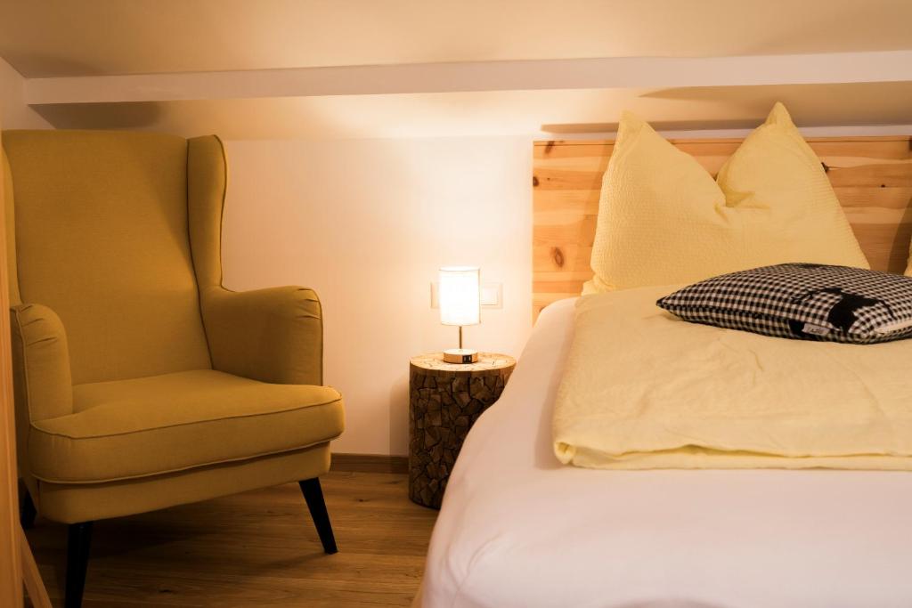 A bed or beds in a room at Gästehaus Reicher