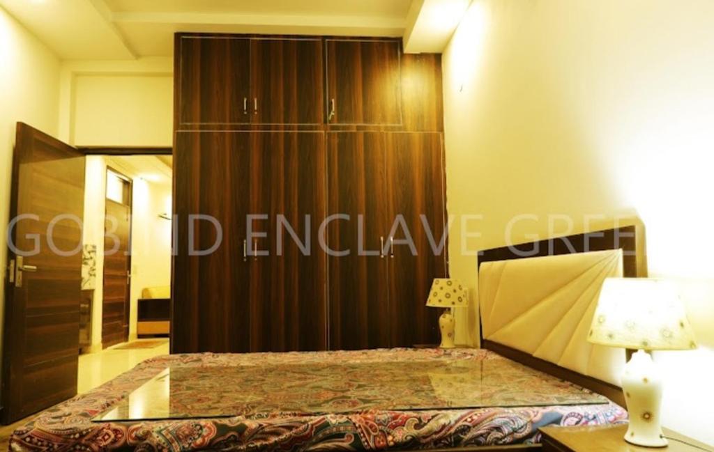 stay inn hotel Chandigarh في Mohāna: غرفة نوم بسرير ومرآة كبيرة