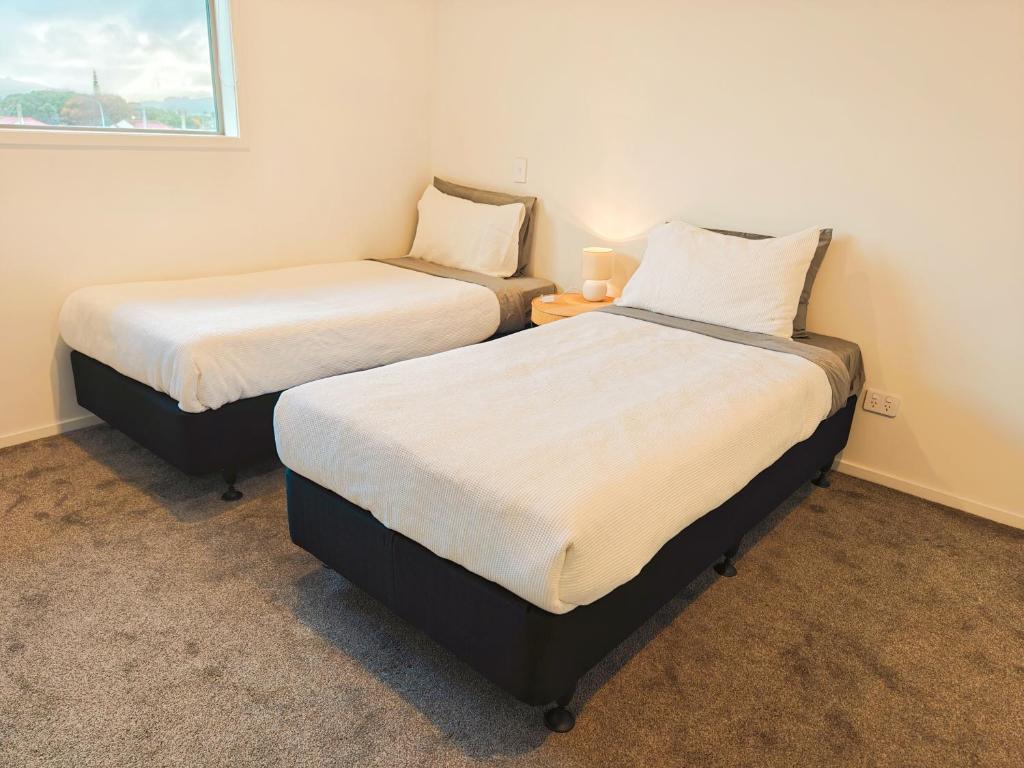 Cette petite chambre comprend 2 lits. dans l'établissement Waterloo Located New Modern Style, à Lower Hutt