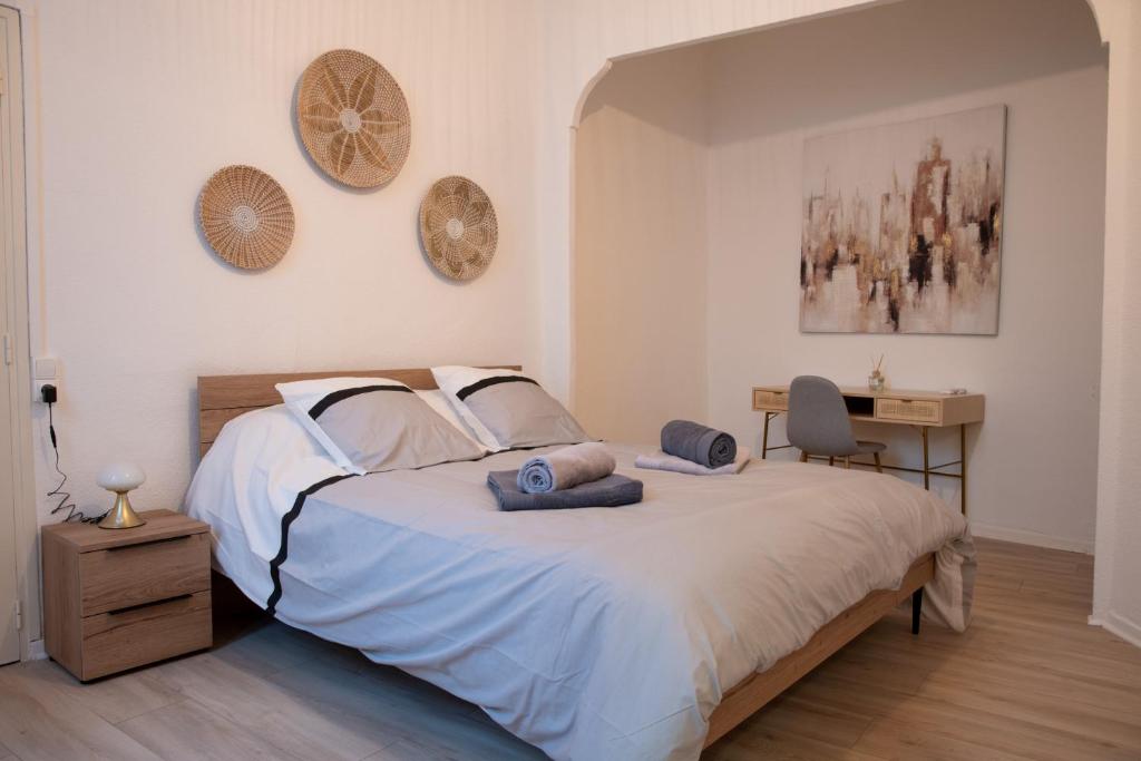 ein Schlafzimmer mit einem Bett mit einem Schreibtisch und einem Stuhl in der Unterkunft Logement de charme en plein coeur d'Avignon in Avignon