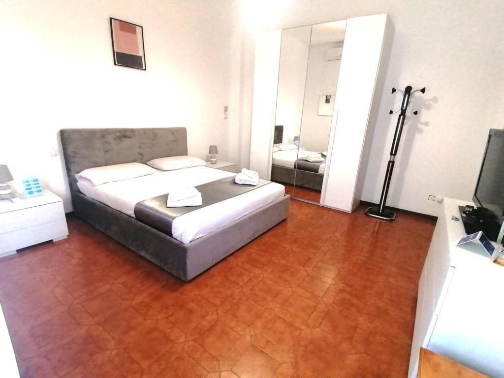 um quarto com uma cama grande e uma casa de banho em appartamento con giardino vicino al mare em Palidoro