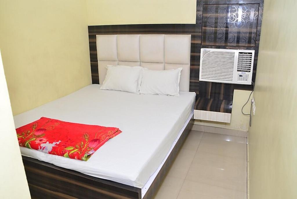 Hotel Dev Guest House Howrah Kolkatav - Excellent Stay with Family, Parking Facilities - Housity