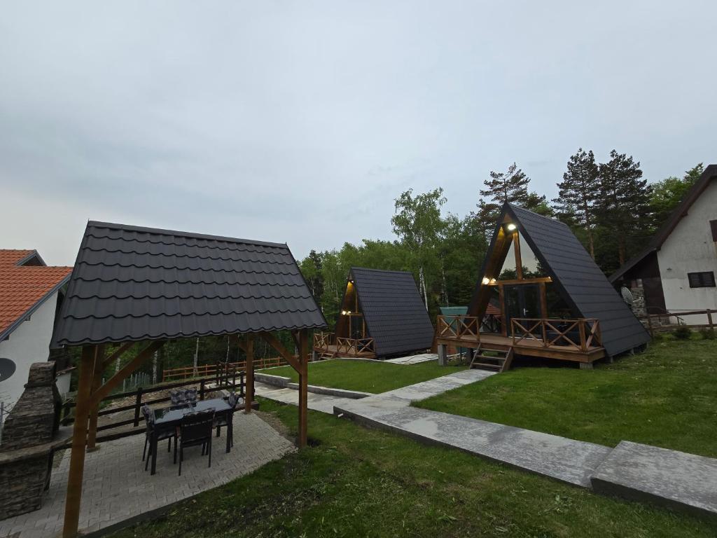 Herní místnost nebo prostor pro děti v ubytování L & V A FRAME HOME mogucnost najma ATW vozila uz objekat