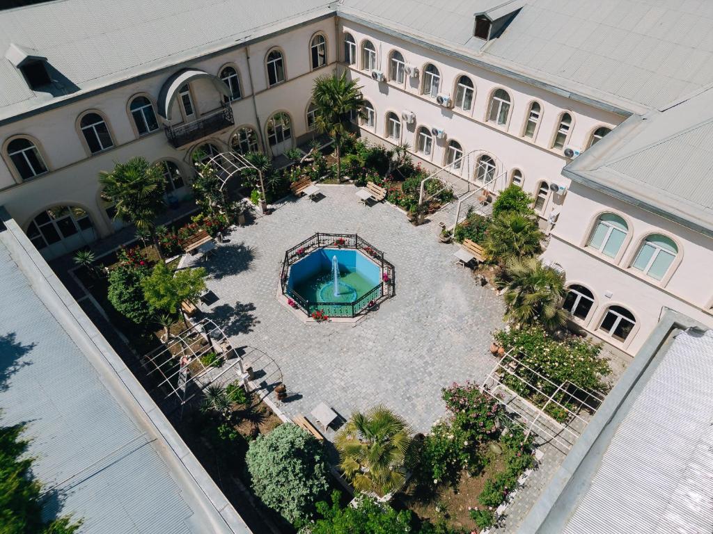 una vista aérea de un edificio con piscina en Old City Ganja en Ganja