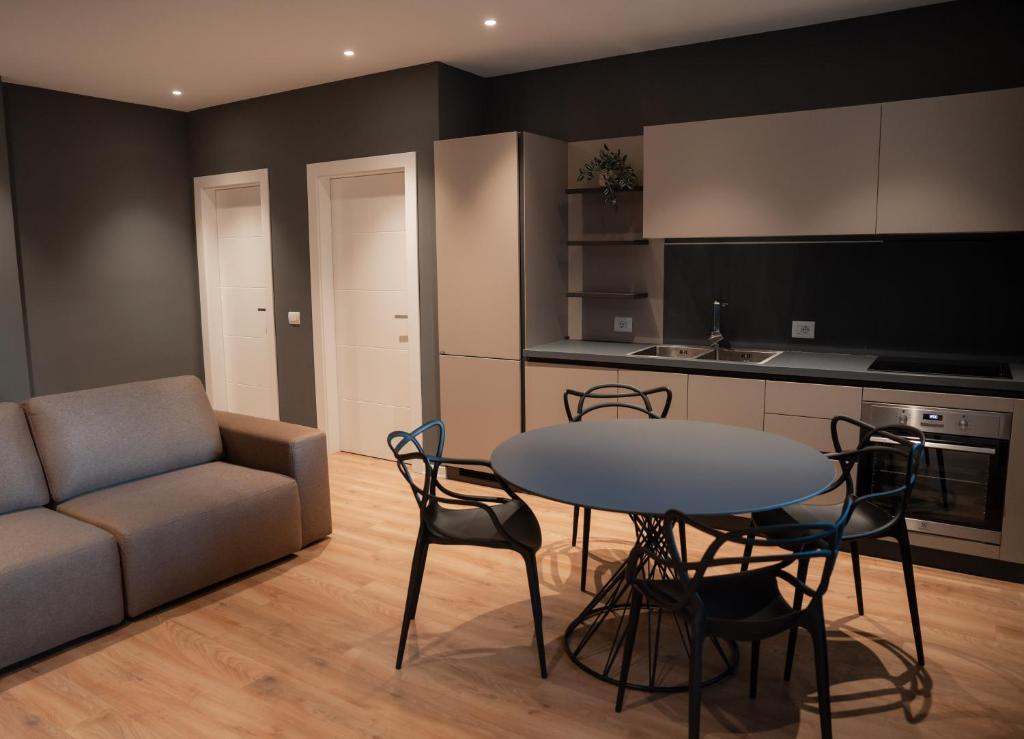 un soggiorno con un divano, un tavolo e delle sedie di Dyrrhachium Elegance - Stylish Apartment City Center a Durrës