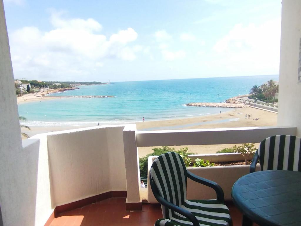 balcone con 2 sedie e vista sulla spiaggia di Playa Las Fuentes ad Alcossebre