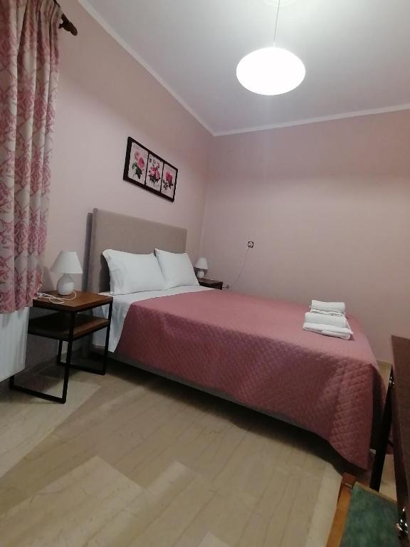 Postel nebo postele na pokoji v ubytování flower garden apartment