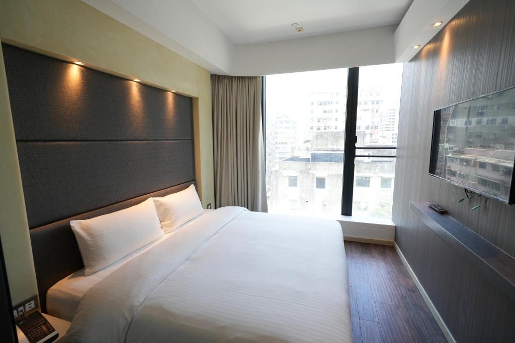 Uma cama ou camas num quarto em Epoch Hotel