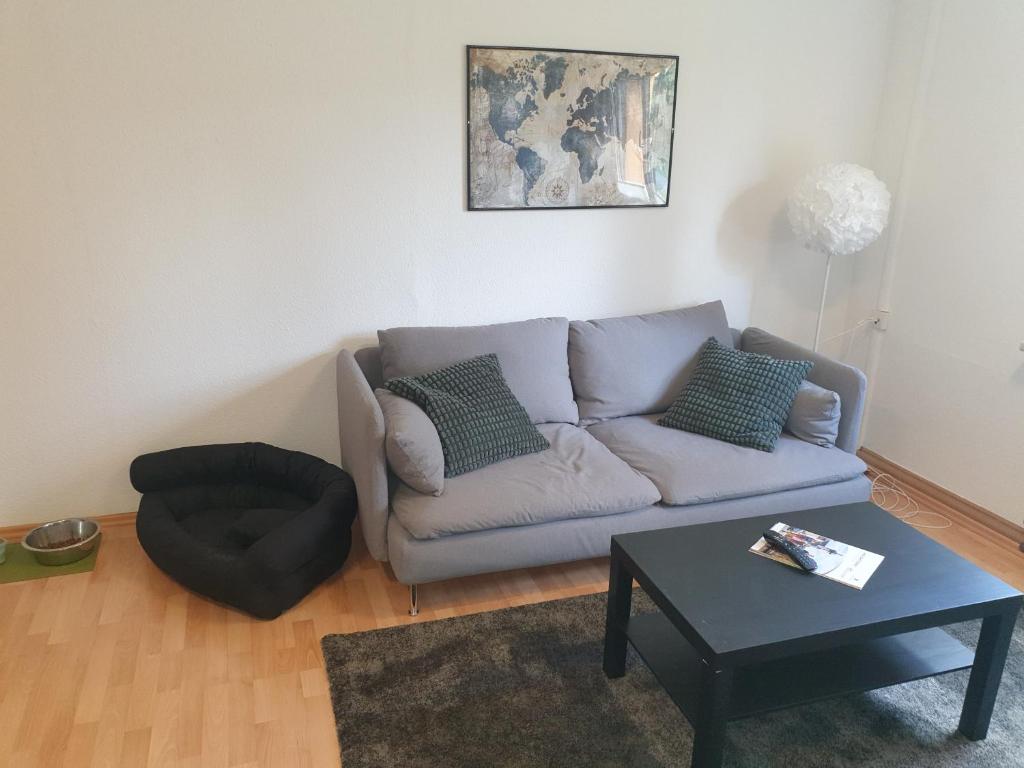 ein Wohnzimmer mit einem Sofa und einem Tisch in der Unterkunft Ferienwohnung ErzHome in Marienberg