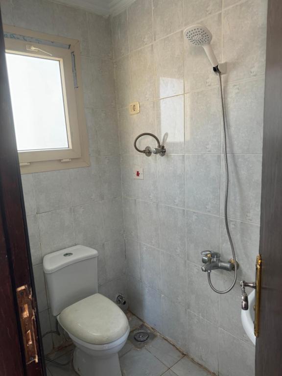 Kép Brand New Renovated Cheerful 3-bedroom Villa With 6 Pools FAMILY ONLY- Perla Marina Kilo 85 szállásáról El Alameinben a galériában
