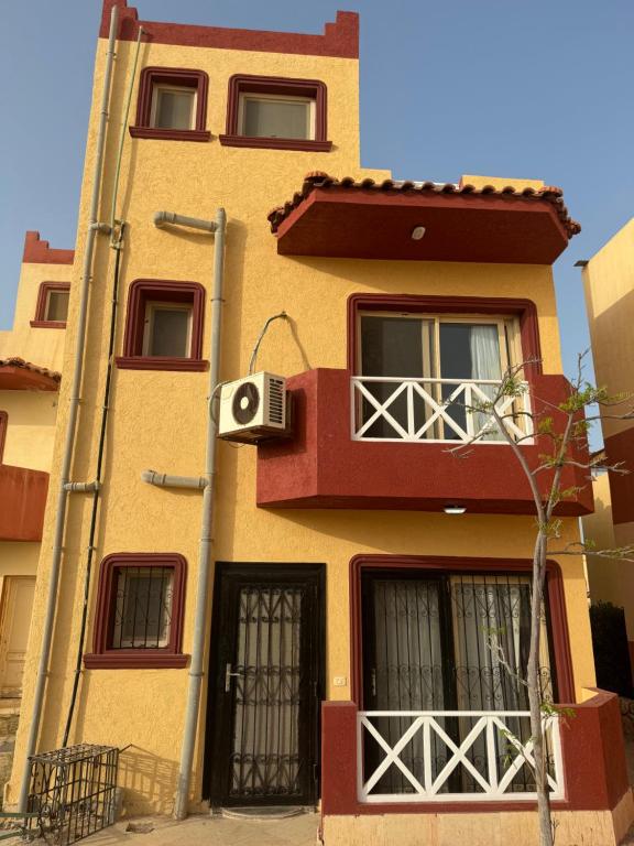 Kép Brand New Renovated Cheerful 3-bedroom Villa With 6 Pools FAMILY ONLY- Perla Marina Kilo 85 szállásáról El Alameinben a galériában