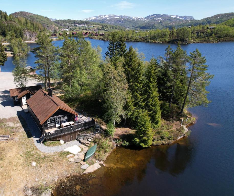 - une vue aérienne sur une maison au bord d'un lac dans l'établissement Holiday cottage with sauna close to Kjerag, à Tjørhom