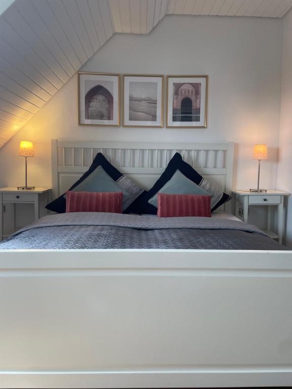 una camera da letto con un letto con due lampade su due tavoli di Ferien und Monteurwohnung a Saarbrücken