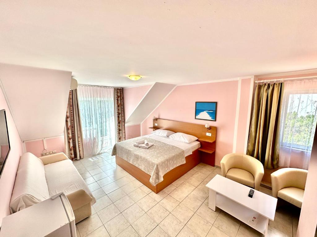 une chambre d'hôtel avec un lit et un canapé dans l'établissement Pansion Begic, à Omiš