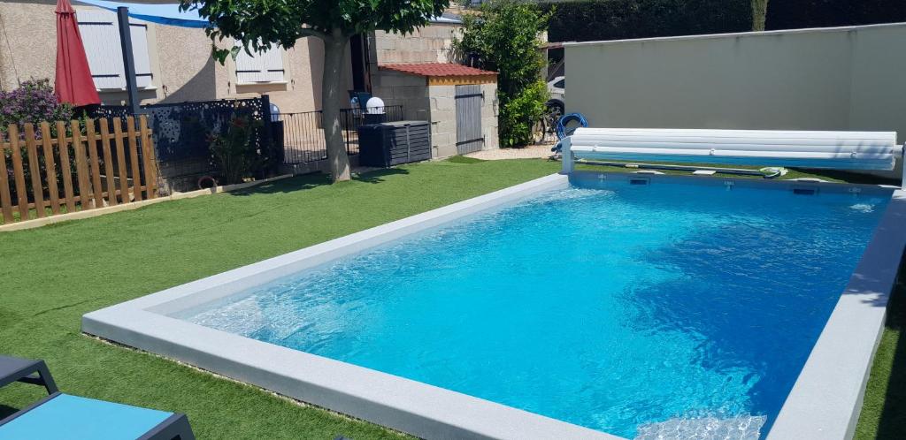 Photo de la galerie de l'établissement Villa avec piscine privée, à Roquemaure