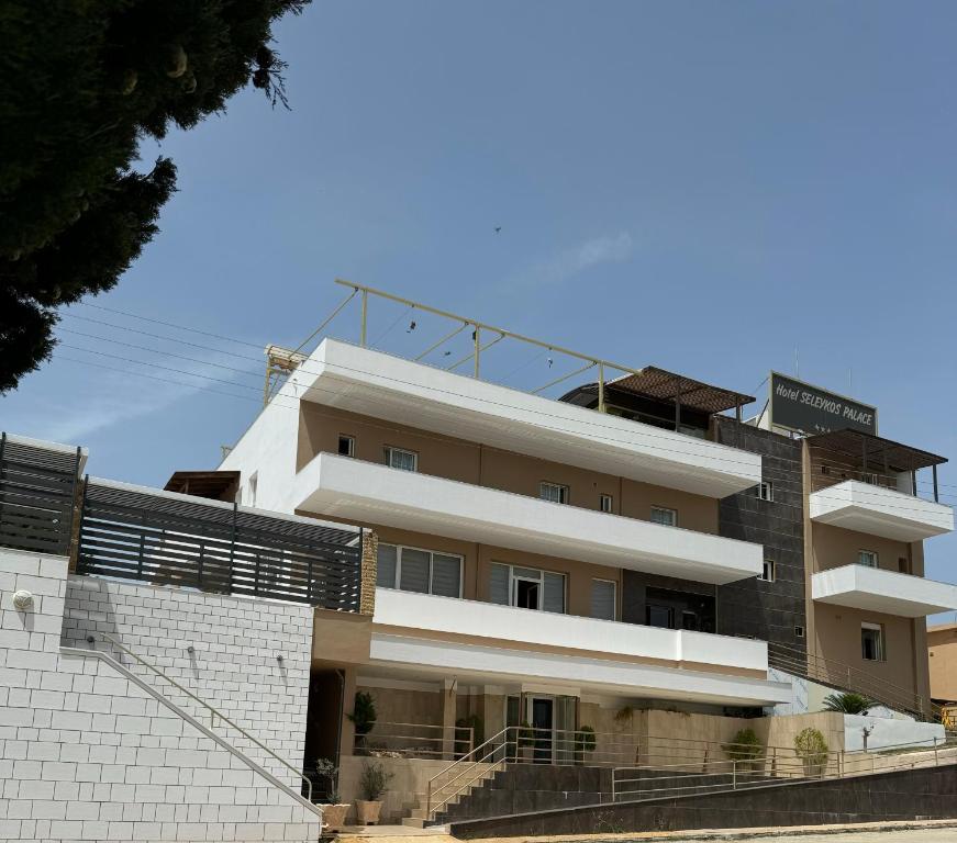 un edificio blanco con un cartel encima en Selefkos Palace en Igoumenitsa