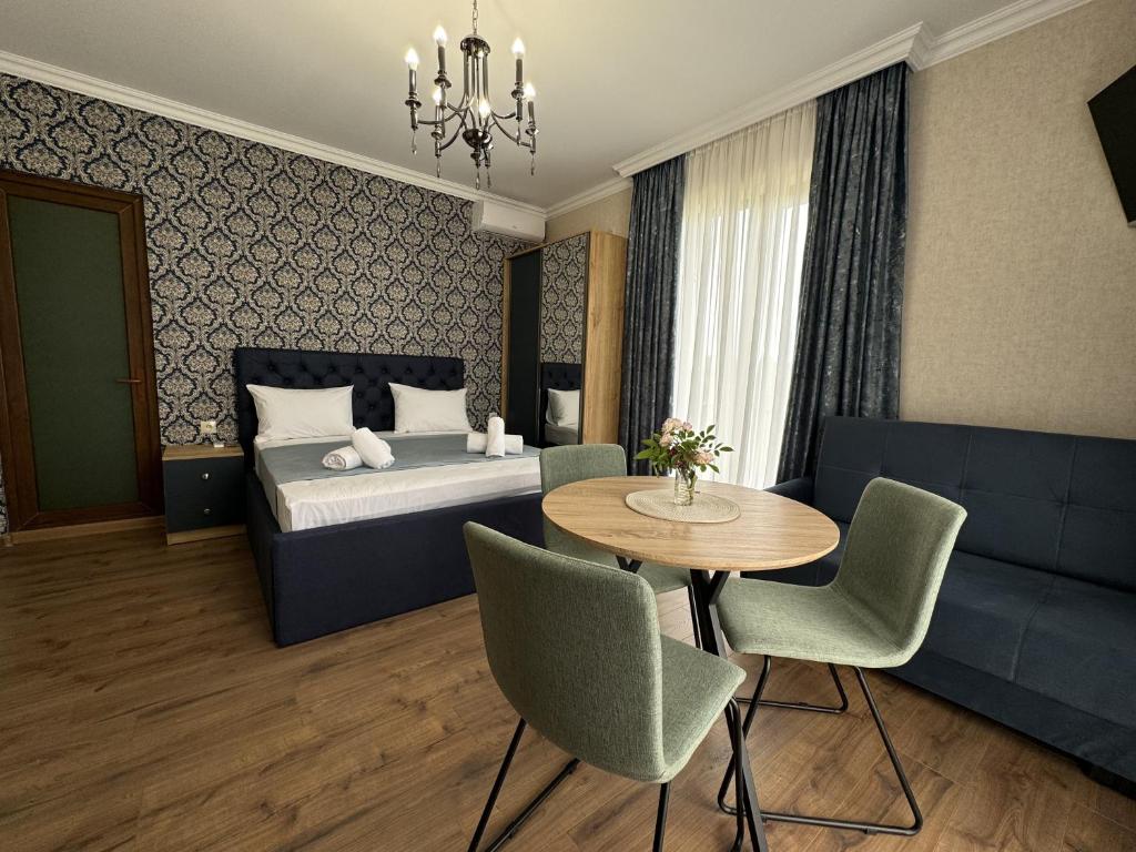 1 dormitorio con 1 cama, mesa y sillas en Lake House, en Tskaltubo
