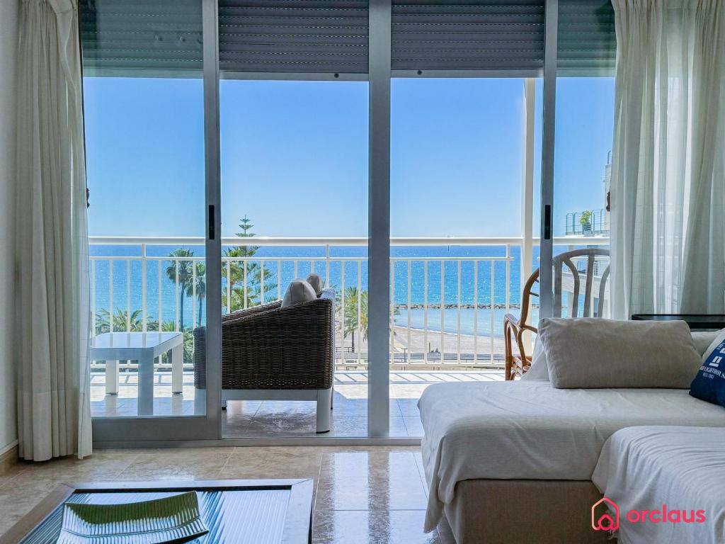 une chambre avec vue sur l'océan depuis un balcon dans l'établissement La Postal, à Benicàssim