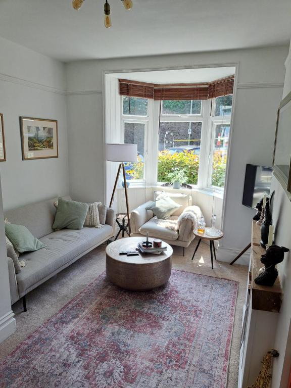 The cosy nook في بارنستابل: غرفة معيشة مع أريكة وطاولة قهوة