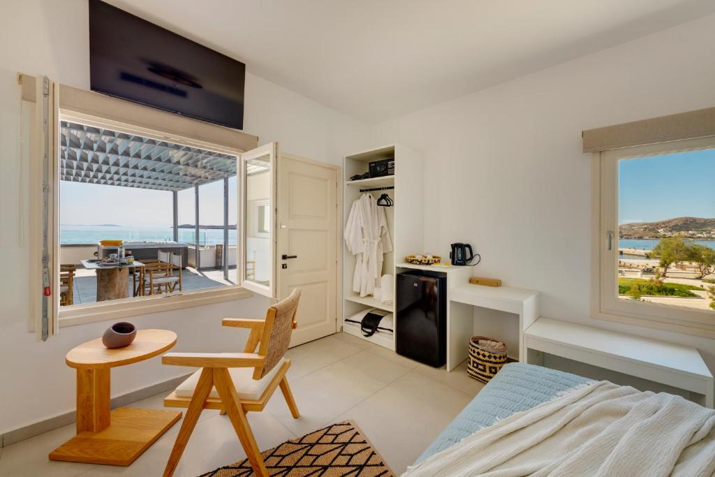 una camera da letto con vista sull'oceano di NOS Suites a Ermoupoli