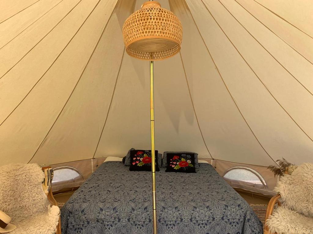 een kamer met een tafel in een tent bij Pädaste Aerga Sunrise Glamping in Pädaste