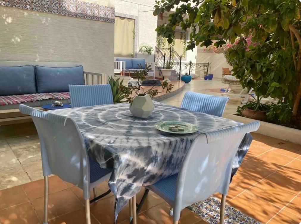 una mesa con sillas y un mantel. en Sapphire, en Riad